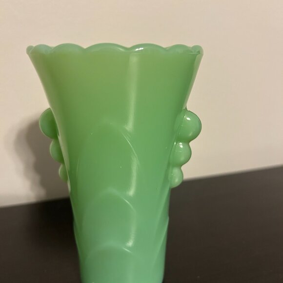 Vintage FIRE-KING Green Jadeite Art Deco Style Small Vase - Picture 3 of 7